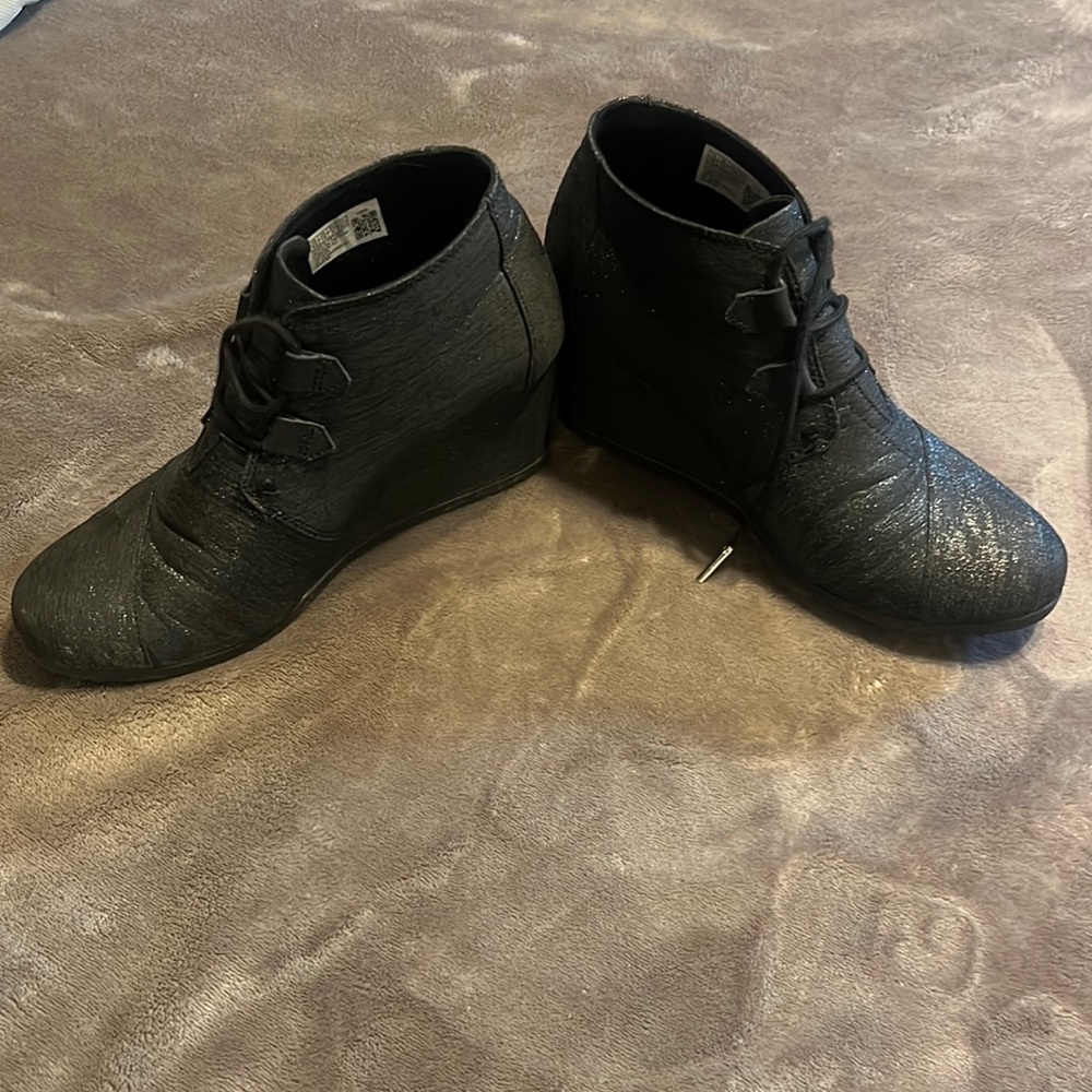 Toms black sparkle lace up booties size 9.5 -excellent used condition